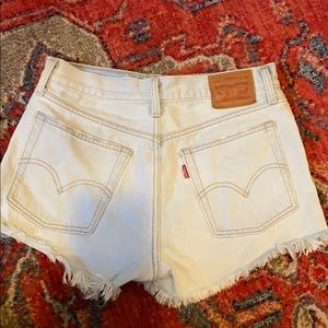 Levi cut offs size 27